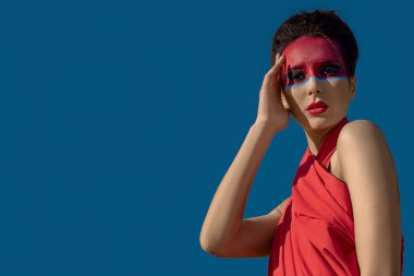 Yüzünde yaratıcı makyajı olan güzel bir esmer kadının portresi.