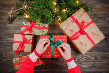 Noel hediye kutusu tutan eller