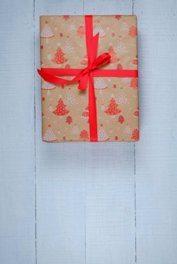 Noel hediyesi kutusu beyaz ahşap arka planda. Xmas ve Mutlu Yıllar teması. Düz yerde, üst tarafta. Boşluğu kopyala