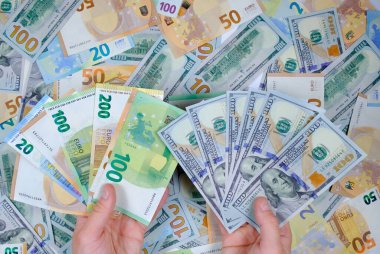 El ele tutuşup para. Euro ve bize dolar banknotları. Dolar ve Avrupa para biriminin geçmişi