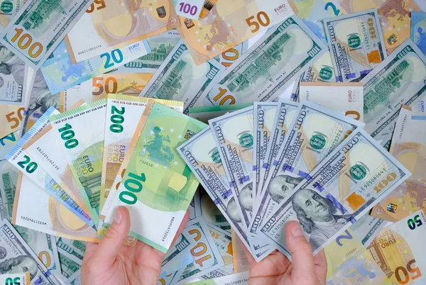 Mãos Segurar Dinheiro Notas Euro Dólares Antecedentes Dólares Moeda Europeia — Fotografia de Stock