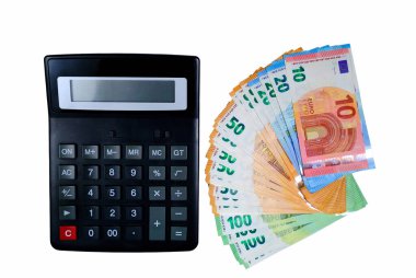 Hesap makinesi ve avro banknotları beyaz arkaplanda izole edildi