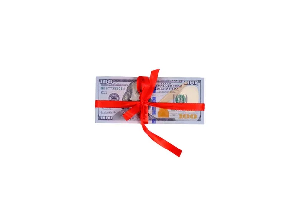 Beyaz arka planda kırmızı kurdeleli 100 dolarlık banknotlar