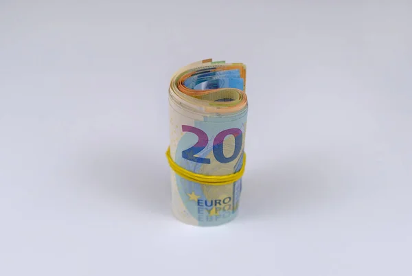 Rolo Dinheiro Apertado Com Elástico Sobre Fundo Branco Notas Euro — Fotografia de Stock