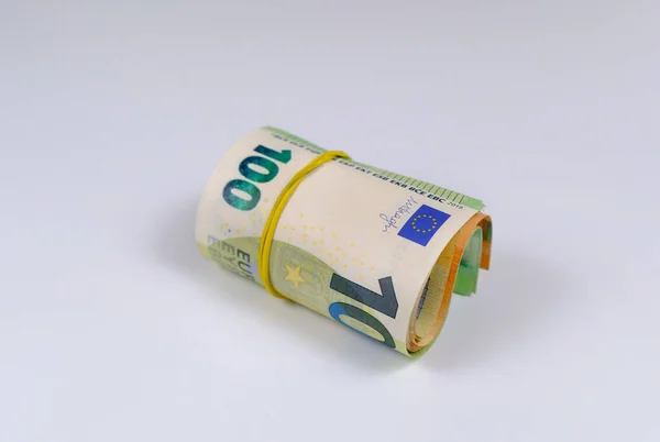 Rolo Dinheiro Apertado Com Elástico Sobre Fundo Branco Notas Euro — Fotografia de Stock