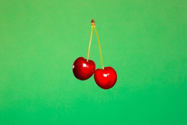 Yeşil arka planda taze kiraz. Görüntüyü kapat