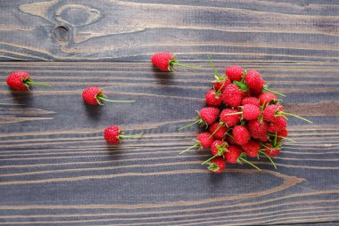 Ahşap arka planda olgun taze ahududular. Üst görünüm