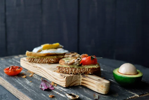 Avocado Toast Mit Gegrillten Tomaten Gegrillten Pilzen Und Spiegelei Auf — Stockfoto