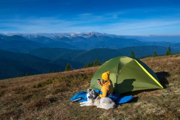 Uma Jovem Está Sentada Com Cão Perto Tenda Com Picos — Fotografia de Stock