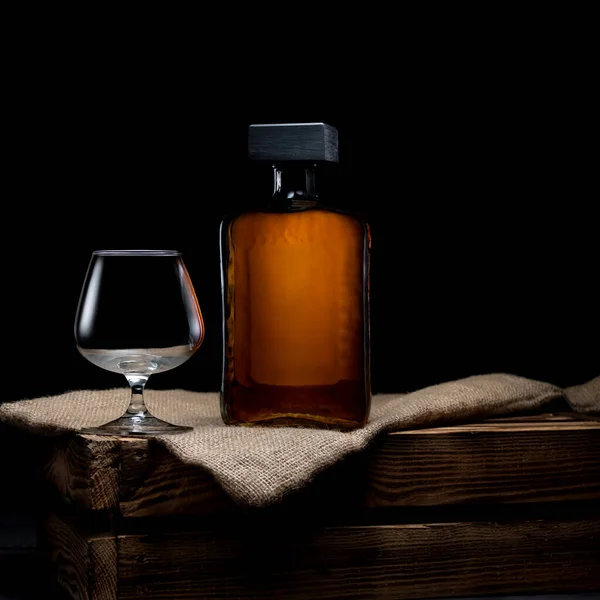 Bicchiere Vuoto Whisky Bottiglia Whisky Sfondo Nero — Foto Stock
