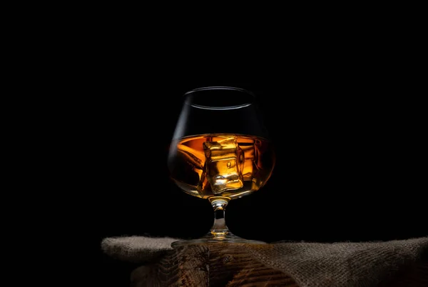 Szklankę Whisky Kostkami Lodu Czarnym Tle — Zdjęcie stockowe