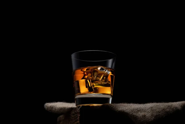 Bicchiere Whisky Con Cubetti Ghiaccio Fondo Nero — Foto Stock