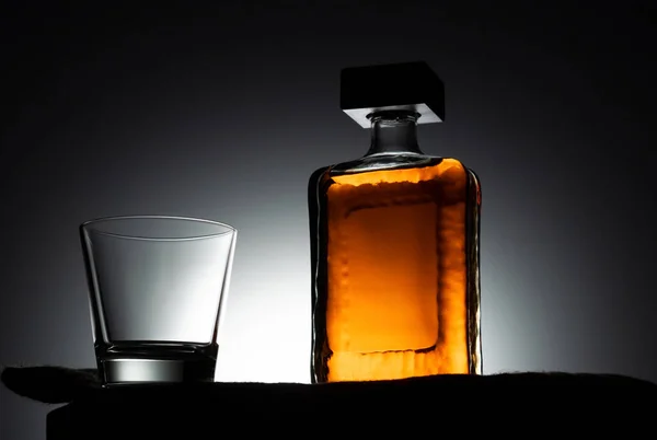 Puste Szkło Butelka Whisky Czarnym Tle Podświetleniu — Zdjęcie stockowe