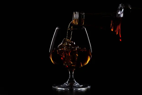 Whiskey Drank Gieten Glas Met Ijsblokjes Donkere Ondergrond — Stockfoto