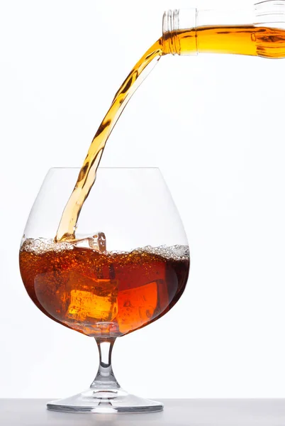Whiskey Drank Gieten Een Glas Met Ijsblokjes Witte Achtergrond — Stockfoto