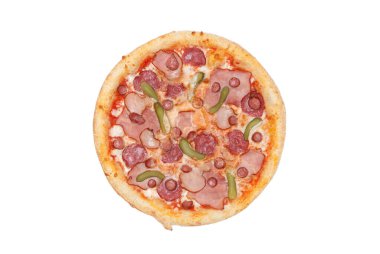 Domates soslu pizza, mozzarella peyniri, salam, sosis, pastırma ve beyaz arka planda izole edilmiş salatalık turşusu. Üst Manzara. Boşluğu kopyala
