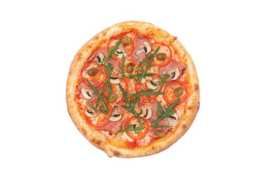 Domates soslu pizza, domates, mozzarella peyniri, mantar, zeytin, pastırma ve beyaz arka planda izole edilmiş taze roka salatası. Üst Manzara. Boşluğu kopyala