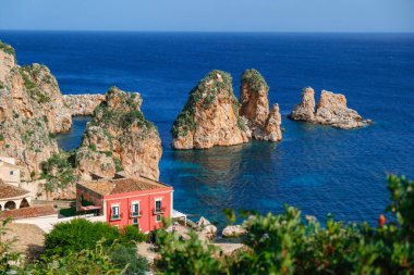 Sicilya 'daki Scopello köyünün güzel deniz manzarası, Trapani ili, İtalya, Avrupa. Tonnara Di Scopello, Sicilya
