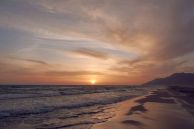 Türkiye 'nin Patara sahilinde renkli gün batımı