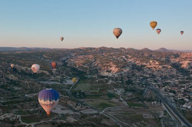 CAPPADOCIA, TURKEY - 18 Mayıs 2021: Şafakta Kapadokya üzerinde sıcak hava balonları