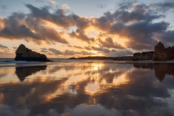 Slunce Mraky Vápencové Skalní Útvary Odrážející Zrcadlovém Povrchu Pláže Portimau — Stock fotografie