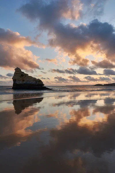 Spiegelnde Reflexion Des Kalksteinfelsens Ebbe Ozeanwasser Portimao Portugal — Stockfoto