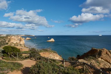 Portekiz 'in Algarve bölgesindeki Portimao sahilinin güzel manzarası.