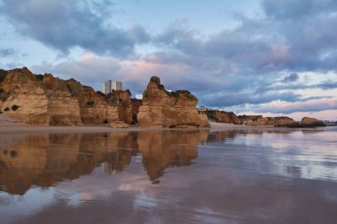 Portekiz 'in Portimao şehrinde gün batımından sonra Praia dos Tres Castelos