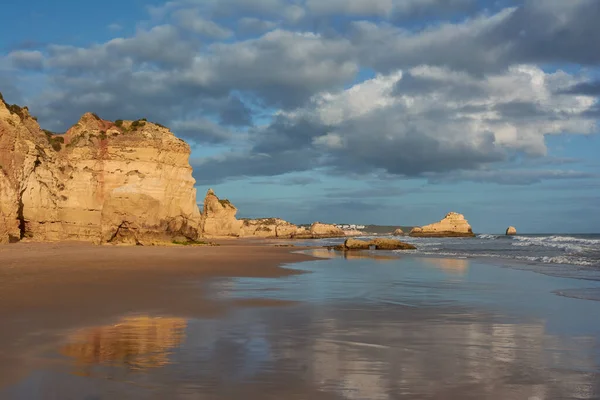 Portimao 'daki Praia do Amado Plajı. Algarve bölgesi, Portekiz