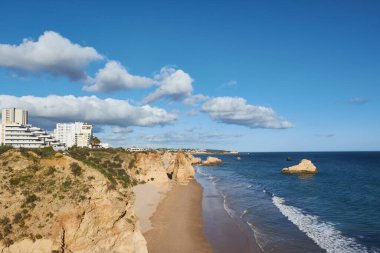 Yukarıdan Portimao sahil şeridinin güzel manzarası. Algarve bölgesi, Portekiz