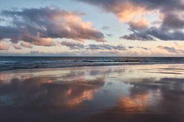 Manzara gelgit suyuna yansıyor. Portekiz 'de Atlantik Okyanusu