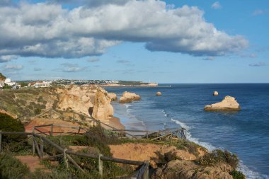 Praia dos Tres Castelos ve Praia do Amado 'nun güzel manzarası. Algarve sahili, Portekiz