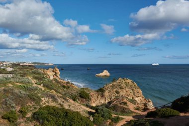 Portimao okyanus kıyısının güzel manzarası. Algarve Sahili, Portekiz