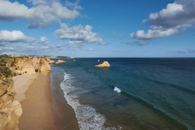 Praia do Amado ve Praia dos Tres Castelos 'un muhteşem manzarası. Algarve Sahili, Portekiz