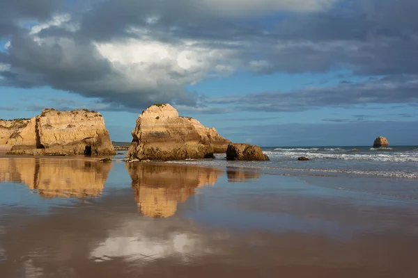 Praia Dos Tres Castelos Portimaóban Portugáliában Mészkő Kövek Tükröződnek Apályvízben — Stock Fotó