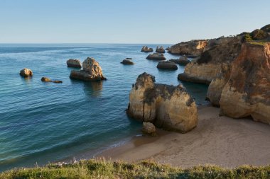 Alvor 'daki Praia de Boiao plajının güzel manzarası. Algarve sahili, Portekiz