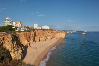 Praia do Amado plajının en üst manzarası. Portimao, Algarve Sahili, Portekiz