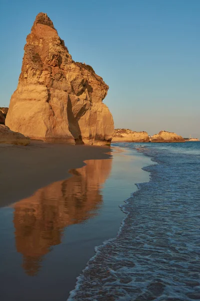 Roter Kalkstein Der Sich Niedrigwasser Spiegelt Praia Amado Der Algarve — Stockfoto