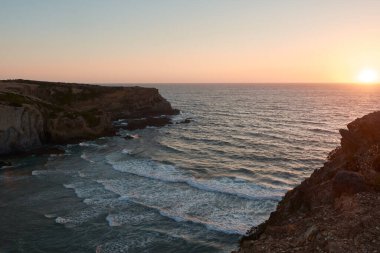 Atlantik Okyanusu üzerinde inanılmaz bir gün batımı. Portekiz 'in Algarve bölgesinde Praia do Carvalhal