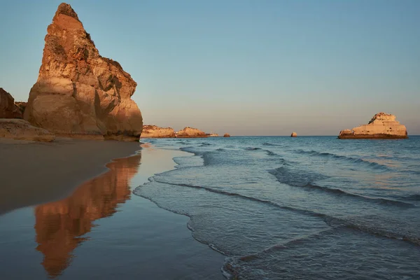 Piros Színű Mészkő Sziklák Praia Amado Naplementekor Algarve Régió Portugália — Stock Fotó