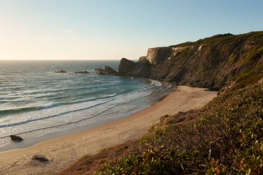 Algarve sahil şeridinin batısında güzel, vahşi bir sahil. Praia da Amalia, Portekiz