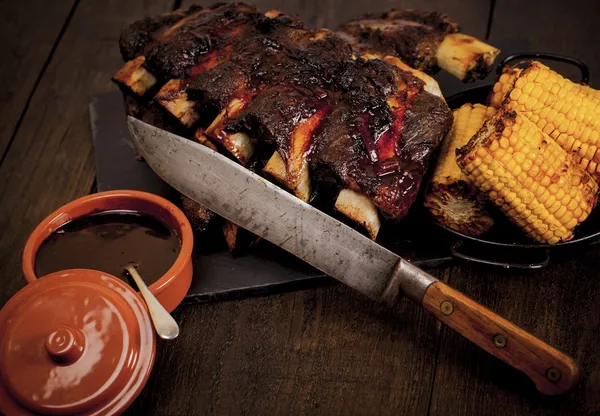 Costelas de carne de bovino grelhada e milho . — Fotografia de Stock