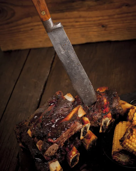 Barbequed beef ribs and corn. — Stock Photo, Image