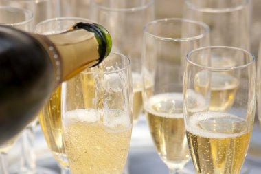 Champaign gözlüğe geçirildi.