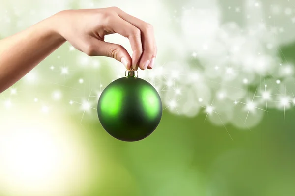 Kerstmis bal te versieren de boom — Stockfoto