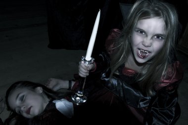 Drakula, halloween kılığında sahne kızlar