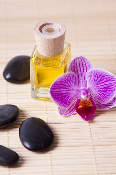 Flaschenmassage mit aromatischem Öl — Stockfoto