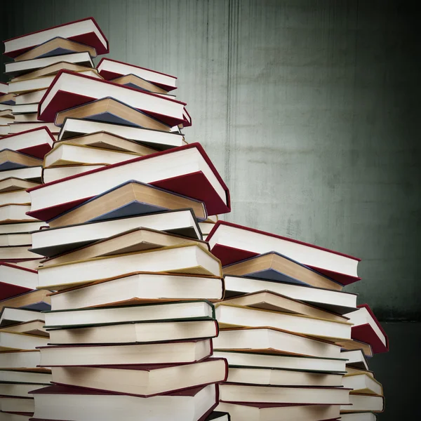 kitapların arka plan ile yığılmış