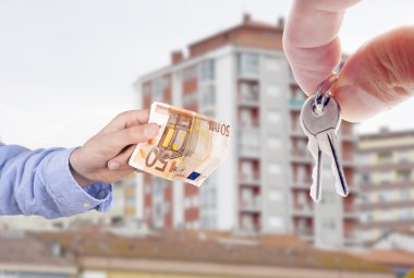 Euro banknot ve el ile evin anahtarları, konsept ev satın alma