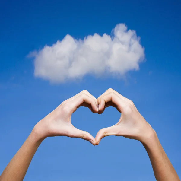 Manos apretadas formando un corazón con fondo natural — Foto de Stock